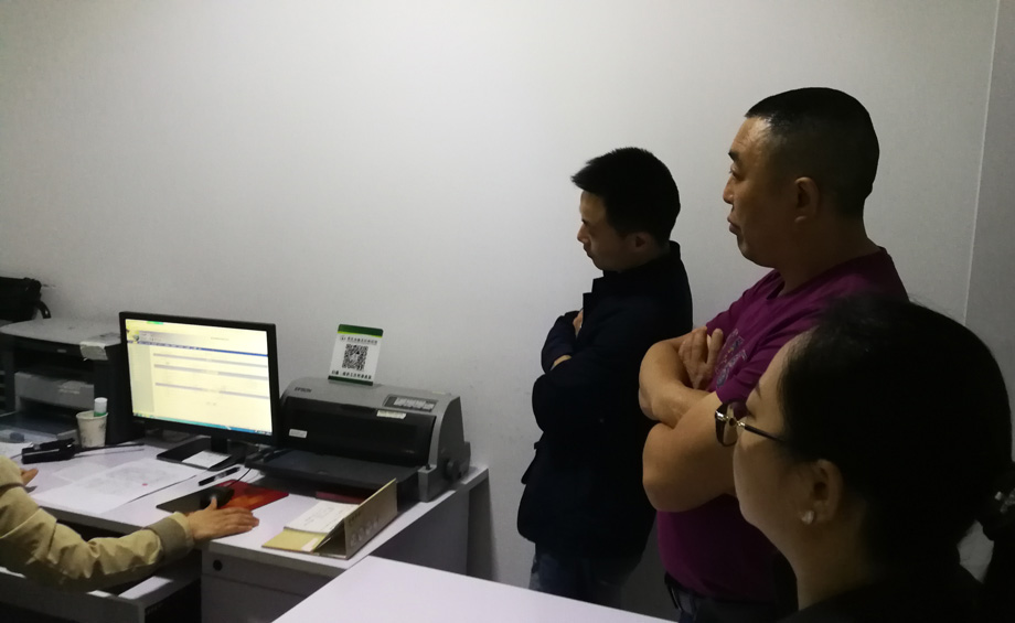 達(dá)州殯儀館一行人觀察了工作人員操作殯儀館系統(tǒng)的使用過(guò)程5