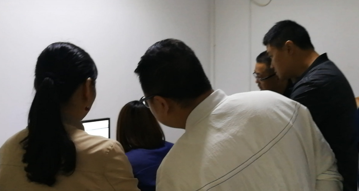 達(dá)州殯儀館一行人觀察了工作人員操作殯儀館系統(tǒng)的使用過(guò)程1