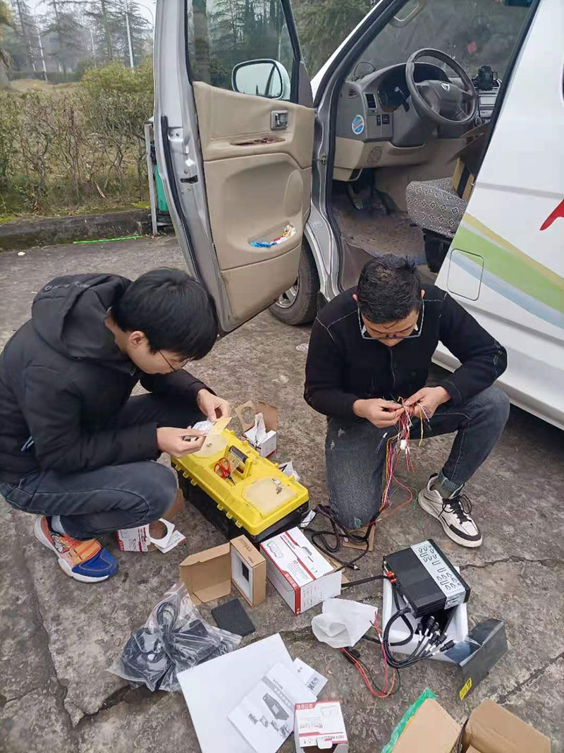 正在安裝殯信館接運車的車載監(jiān)控設(shè)備