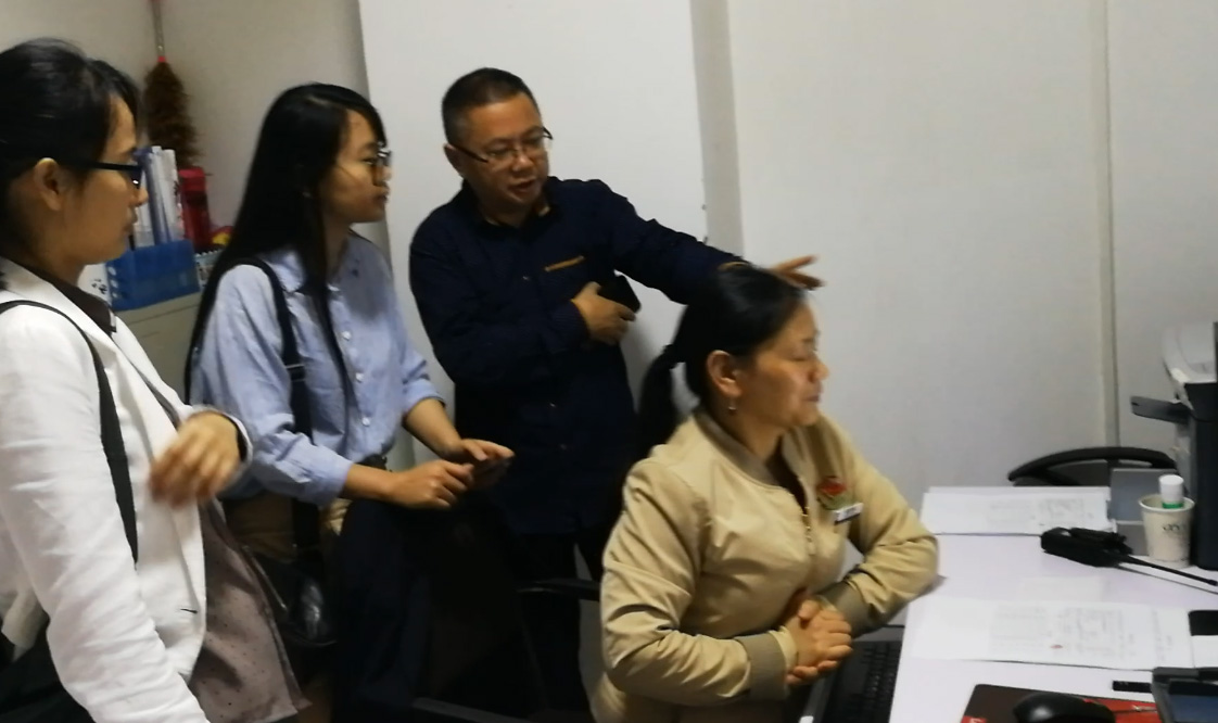 達(dá)州殯儀館一行人觀察了工作人員操作殯儀館系統(tǒng)的使用過(guò)程3